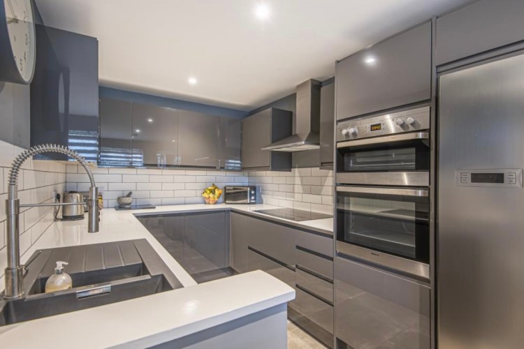 Halliday Homes High Gloss Kitchen